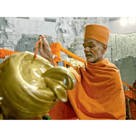 Mahant Swami participated in the inauguration ceremony of Swaminarayan Akshardham in Delhi, created by His Holiness Pramukh Swami Maharaj and later recognised by Guinness World Records as the largest comprehensive temple in the world.