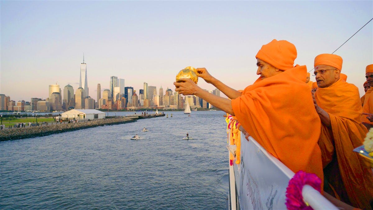 In 2017, Mahant Swami Maharaj embarked upon a world tour, including to North America – his first religious tour as the spiritual leader of BAPS. 

During this visit, Mahant Swami Maharaj ceremoniously dispersed the sacred ashes of Pramukh Swami Maharaj in multiple locations across North America.